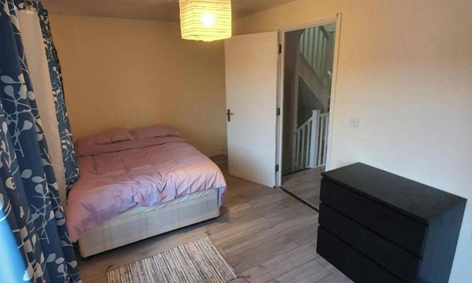 Evelyn House | 4 Bed House Sleeps 12 - Private Garden - Parking