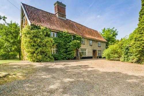 Harleston House | 4 Bed in St. Nicholas South Elmham oc-o32397
