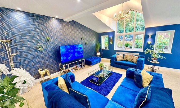 Usk House | 4 Bed Modern Home Near Top Attractions in Usk