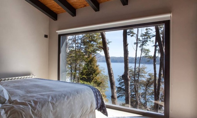 Centro House | 4 bedroom modern lake house with stunning views