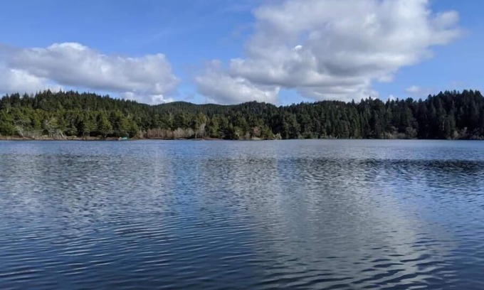 Florence House | 4 bedroom, 2 bath 1600 square foot Munsel lakefront home with dock