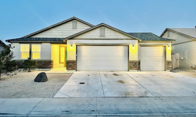 Fernley House | 4-Bedroom 5TVs Sleeps 13/Pet OK