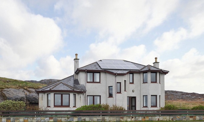 Aisgernis Cottage | 4 bedroom accommodation in East Kilbride, near Lochboisdale, South Uist