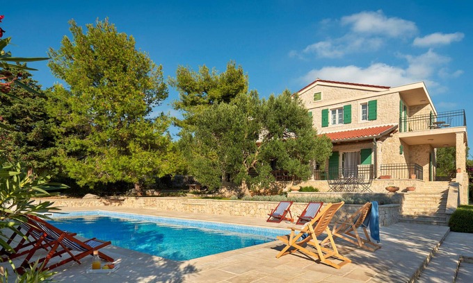 Lun House | 4 bedroom awesome home in Lun