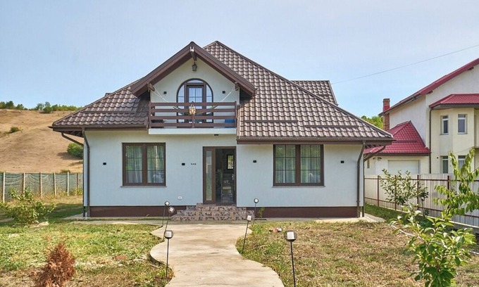 Letcani Ski Chalet | 4-bedroom chalet in enchanting Piatra Neamt with AC, WiFi. Relax and unwind