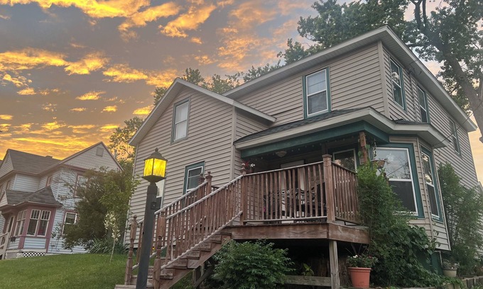 Vine House | 4-Bedroom Cozy Spacious Home in Historic Vine Neighborhood in Downtown Kalamazoo