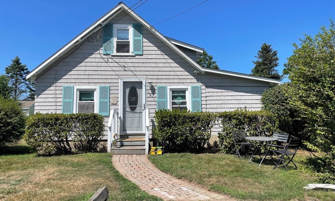 Briggs Farm Cottage | 4-bedroom family-friendly cottage in Narragansett, 5 minutes from the beach