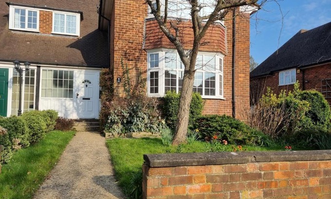 Luton House | 4 Bedroom Home with Parking