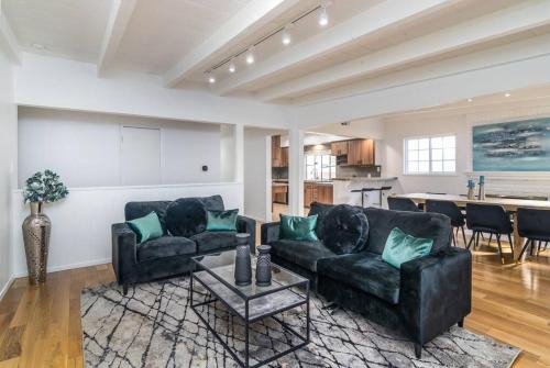 Valley Glen Villa | 4 Bedroom house large pool & spa in prime location