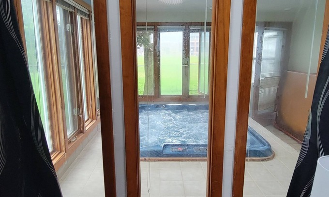 Ashwaubenon House | 4 bedroom house next door to Lambeau Field w/hot tub