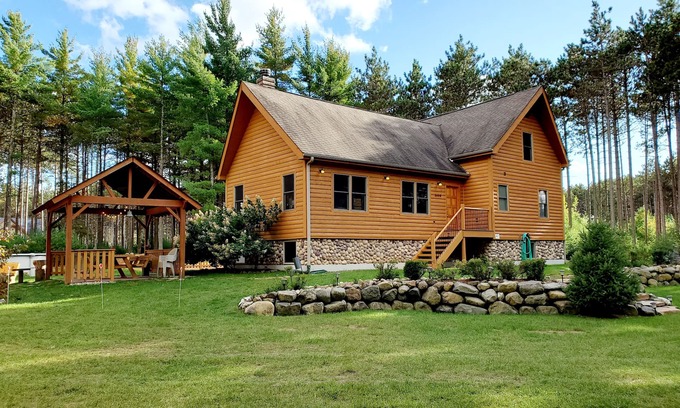 Adams Cabin | 4 Bedroom lodge on wooded land with heated swimming pool and hot tub