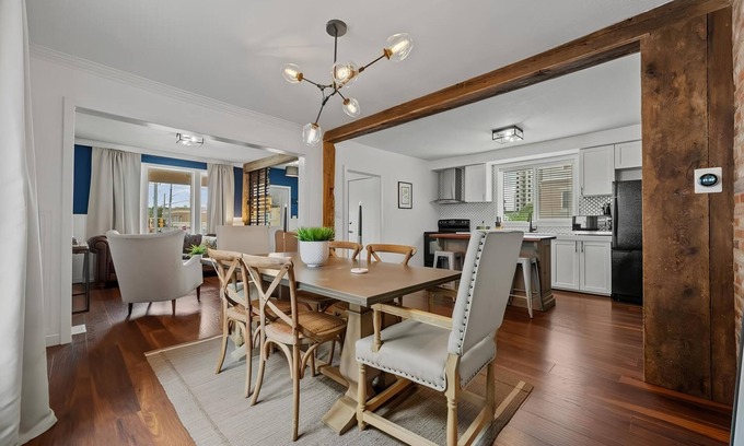 Kitchener House | 4 Bedroom Luxury House, Free Parking, LRT, Kitchener Downtown, near Chicopee SKI