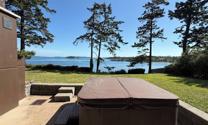 Friday Harbor House | 4+ Bedroom Luxury Oceanfront Estate with Hot Tub