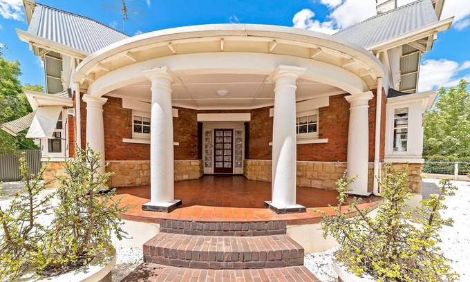 Tanunda Bed & Breakfast | 4 bedroom stone home walking distance to the best restaurants