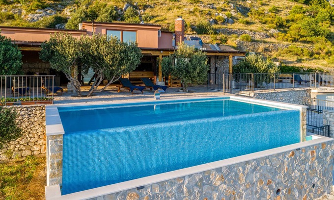 Stanici House | 4 bedroom villa with heated pool