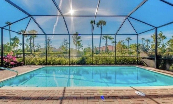 Arborwood House | 4 bedrooms 3.5 bathrooms heated swimming pool screen caged & fenced around home