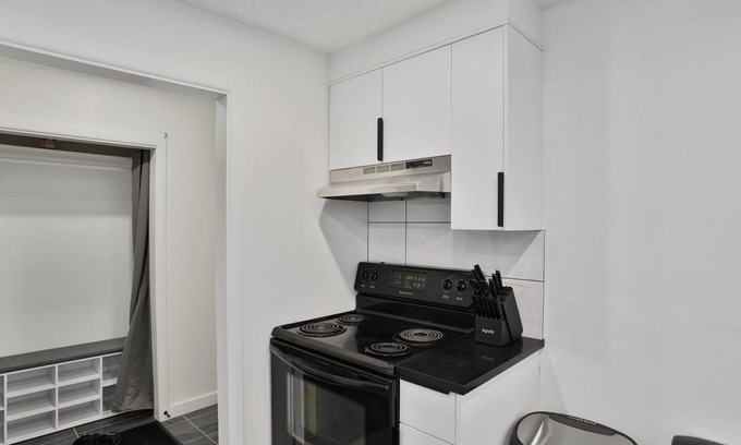 Northwest Calgary House | 4 Beds |2 Baths |King Beds|Close to U of C & Nose Hill Park