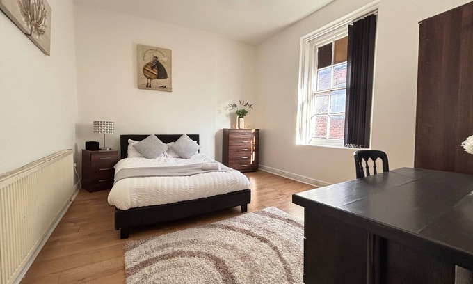 Leicester City Centre Apartment | 4 Beds-Sleeps 8-Central-Office Space