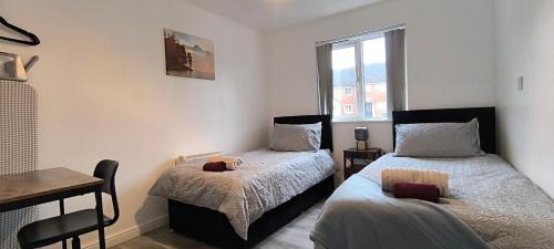 West Thurrock Apartment | 4 beds spacious Apartment, with Parking & WIFI, CHAFFORD HUNDRED, near station & shopping, long stays!