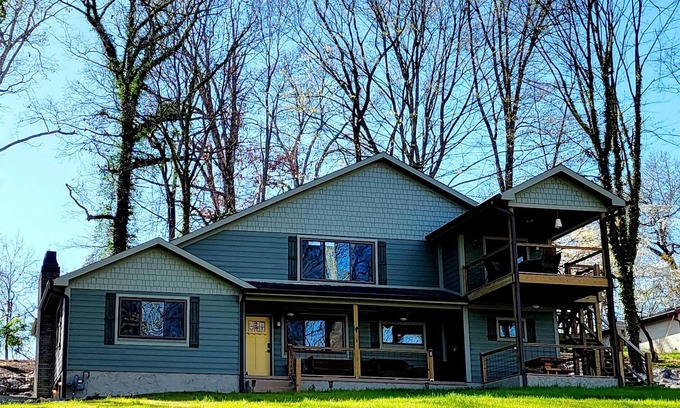 Jefferson City Cabin | 4 BR 3 Bath cabin on Cherokee Lake with private dock. Sleeps 10 to 12.
