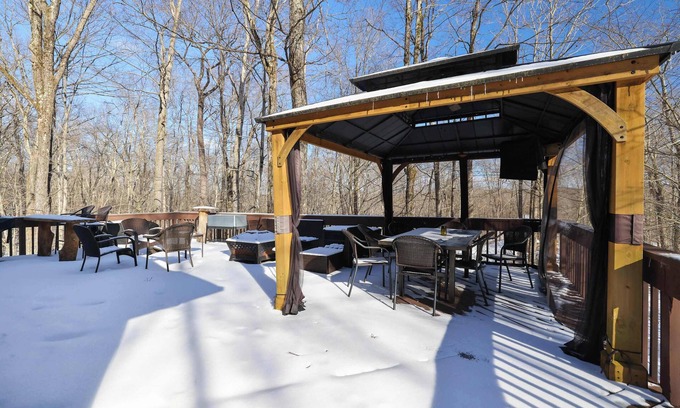 Tobyhanna House | 4 Br Cozy Cabin Sleeps 8 Pool Table Arcade Beach