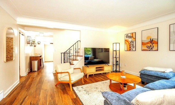 South Euclid House | 4-BR LuxeHot TubnNEW ON VRBO DISCOUNTED PRICE, EXCELLENT REVIEWS OTHER PLATFORMS