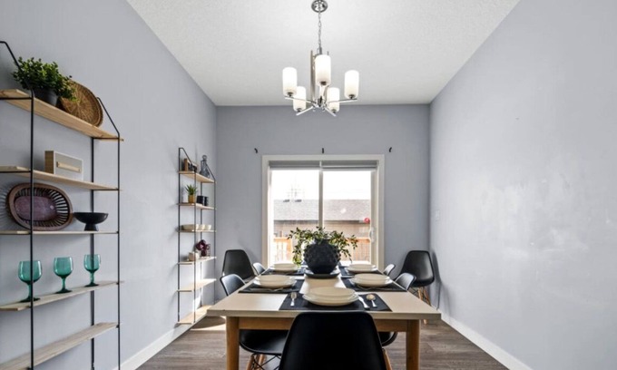 North Central Edmonton House | 4 BR | PetFriendly | Walk to Commonwealth & Rogers