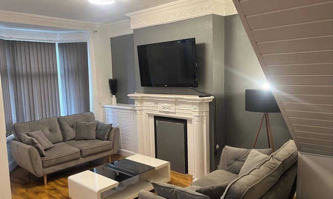 Leicester House | 4-Guest Charm Home w/Street Parking & WiFi & Party