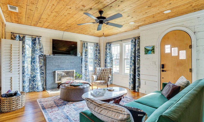 Glen Rose Cottage | 4 Mi to Dinosaur Valley: Rustic Glen Rose Cottage!