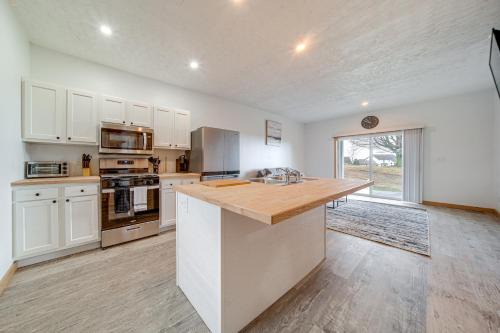 Erie Apartment | 4 Mi to Lake Golf-View Erie Condo with Porch