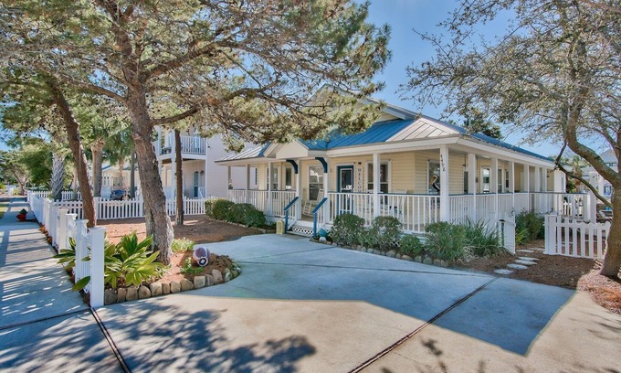 Clipper Cove House | 4 min to Beach - Next to Pool - Great Outdoor Living Area.