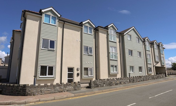 Rhosneigr Cottage | 4 PEN LLANW TIDES REACH, pet friendly in Rhosneigr