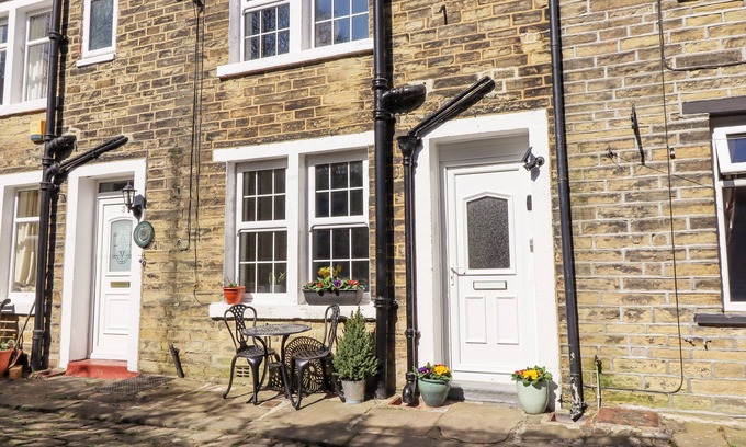 Halifax Cottage | 4 PULMANS PLACE, pet friendly, character holiday cottage in Halifax