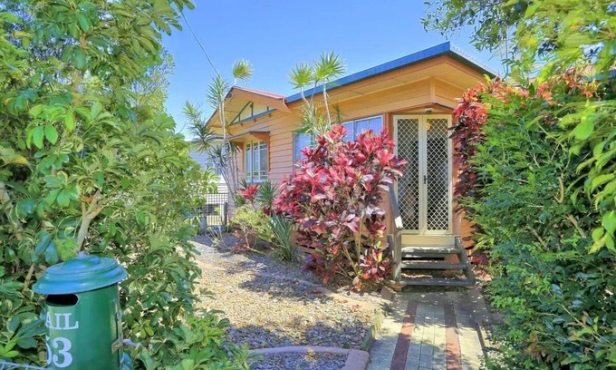 Bundaberg South House | 4 Queen Beds Sleeps 10 Full Air Free Wifi/netflix