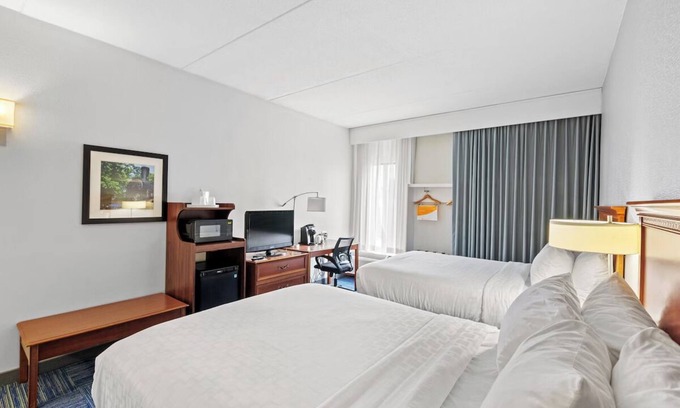 East Texas Hotel | 4 Rooms with Free Continental Breakfast and Pool Near Hiking at Lehigh Parkway