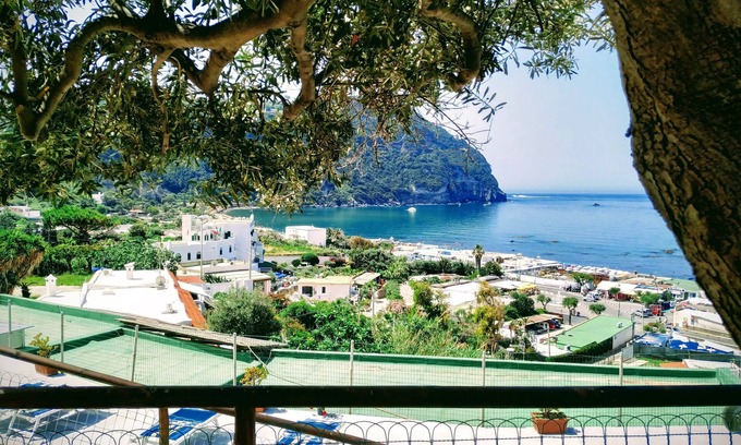 Forio House | 4 sea view rooms 100mt from the beach with parking, garden and balcony