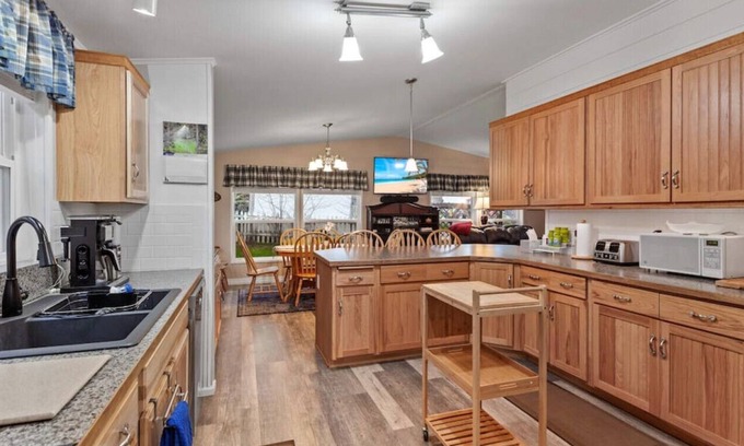 Bayview House | 4 Season Bayview Getaway/ Bayview/Hot tub/Fishing