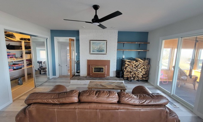 Leamington Cottage | (4 season) Lake, hot tub, beaches and family fun