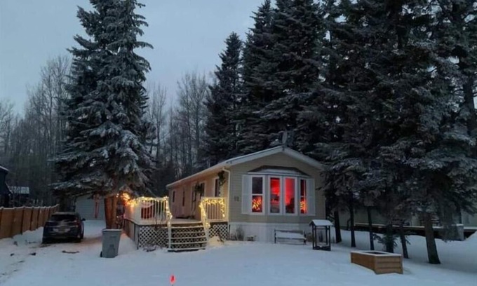 Westerose Cabin | 4 Seasons Lakeview Cottage at Pigeon Lake