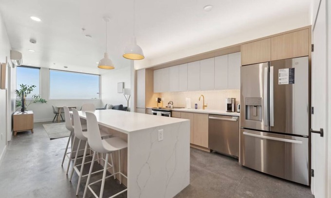 Rio Grande Hotel | 4 Units | Family Stay Close to Decker Lake & Temple Square | Rooftop & Kitchen