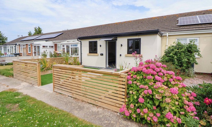 Llanasa Cottage | 4 WILLOW GROVE - FREEHOLD, pet friendly, with a garden in Talacre