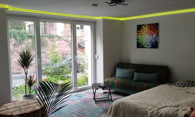 Euren Apartment | 40 qm Wohnung mit Wintergarten/Gewölbekeller und Garten