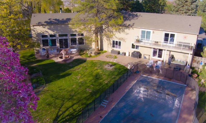 Tri-Cities House | 4000 sq ft Retreat, Sleeps 16, Large Great Room, Hot tub & Pool, Two masters