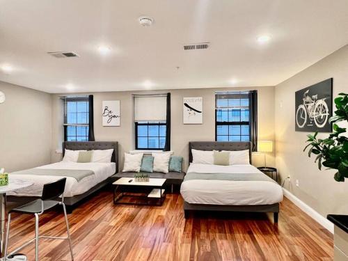 Logan Square Apartment | 406 Luxury KING BED in central city of Philad