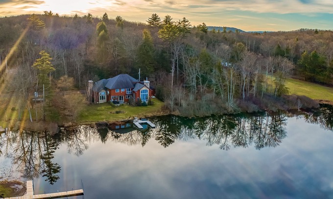 Fishs Eddy House | 4800 Sq Ft Catskills Lake Mansion W/Hot Tub!