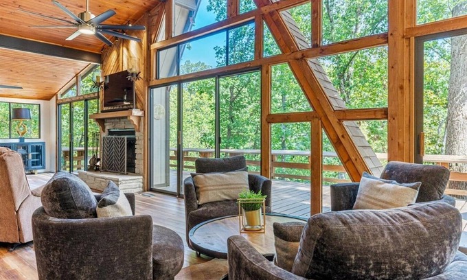 Wright City Ski Chalet | 4b/3b+loft Chalet on lake w/open floorplan, HUGE kitchen, rain showers, hot tub