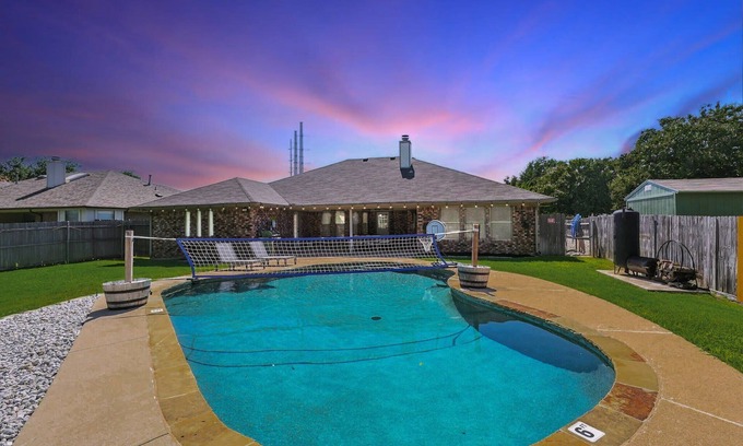 Keller House | 4BD/2BA Bohemian x Southern Getaway w Pool+Cinema