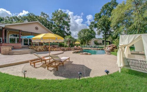 Conroe House | 4BD - Pool & Movie Theater - Lake Conroe Nearby