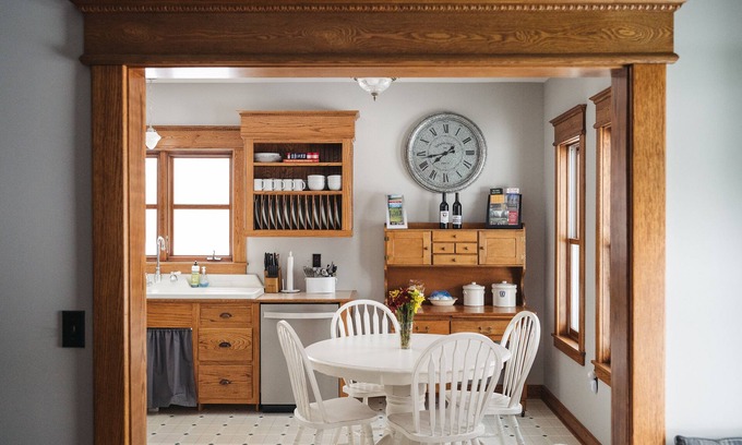 Williamsburg House | 4BDR Broomhead Farmhouse Main House