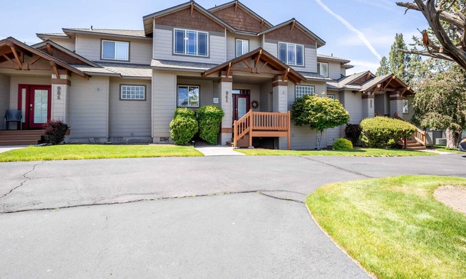 Redmond House | 4Bed/3 Bath, Private HOT TUB, Eagle Crest Resort